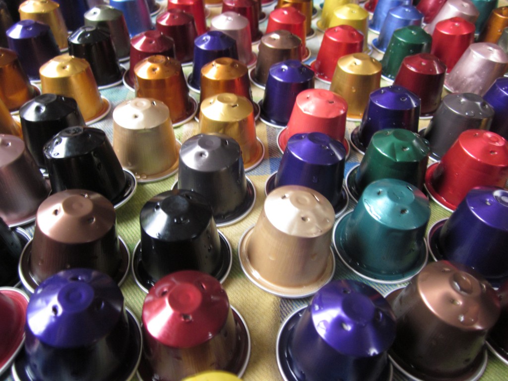 De verzameling gekleurde Nespresso Cups van kunstenaar Floor Max