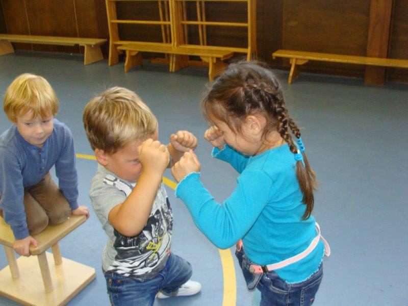 Omdat ze hem in elkaar kunnen beuken zowat, zo sterk zijn ze.